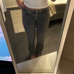 Bootcut jeans - Grå Bootcut jeans från hm. Använda en gång de då är för korta på mig. Jag är 165cm. Strl 170 men sitter bra på mig utöver längden. Stretchiga. 