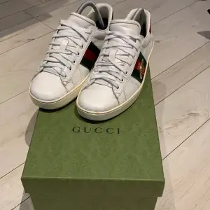 Hej. Säljer ett par Gucci skor skick 7-10 använda ett par gånger. Ny pris 8500kr. Pris kan diskuteras. 