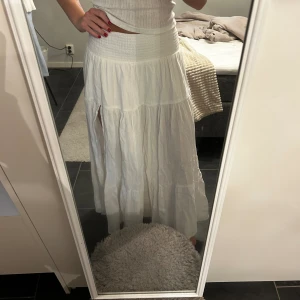 Kjol - Volang kjol köpt på bikbok förra året. Väldigt bra skick. Bra längd på mig som är 165cm. Strl xs
