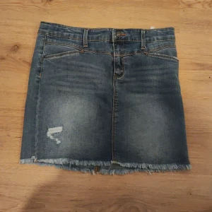 Kjol - Aldrig använd, djur finns i hemmet 