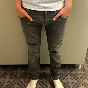 REPLAY JEANS - Gråa feta replay anbass jeans med slitningar! Storlek 31/36 men sitter som 32/34, mycket bra skick! Skriv för fler funderingar 