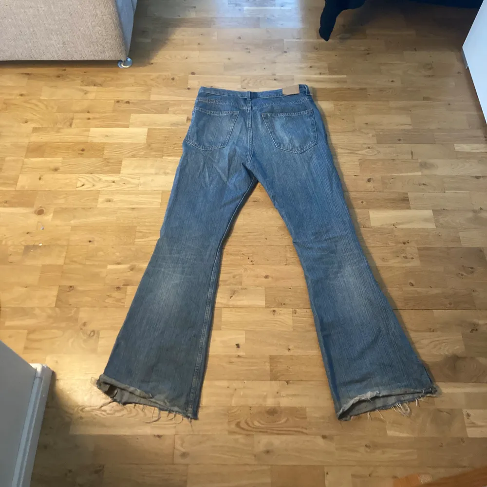 Riktigt snygga jeans från weekday i okej skick. Omsydda för en mer bootcut fit. Små slits längst ner (se bild 3). Sitter som 32/34 ungefär.. Jeans & Byxor.