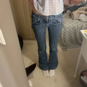 Miss sixty jeans - Så fina lågmidjade/low waist utsvängda/bootcut jeans, mörkblå och i bra skick! Midja ca 37 cm innerben 80❤️