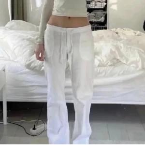 Lågmidjade linnebyxor - Lågmidjade linnebyxor från bonprix i storlek 36. Köpta här på Plick men säljer tyvärr för de är för korta för mig (är 174cm). De är i fint skick. De är köpta här på Plick 