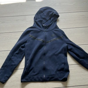 Nike tech fleece  - Riktigt snygg säljer pågrund av att den it längre passar. Ett litet hål inuti fickan men inget som syns när du har på dig den.  Pris kan diskuteras👍