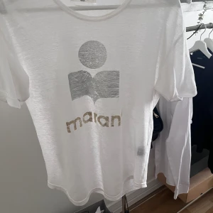 Isabel Marant T shirt - Supersnygg Isabel Marant T shirt som inte kommer till användning. Nypris 1850. Har en supereliten fläck, se bild 5. Har inte testat att tvätta den så kan gå bort. Priset går att diskuteras 💗🙌🏼 100% linne. Tryck gärna på köp nu!