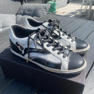 Karl Lagerfeld skor - Karl Lagerfeld skor i jätte fint skick, använda fåtal gånge, nästan i nytt skick. Storlek 39, men skulle säga att det är en 38. Skriv privat för fler bilder!😊pris kan diskuteras✨