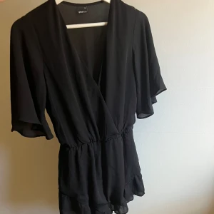 Playsuit  - Supersnygg playsuit! Den är luftig och bekväm. Sitter supersnyggt på! Säljer då jag växt ur den. Har litet knäppe vid bysten. och alltså inbyggda ”shorts”! 🥰