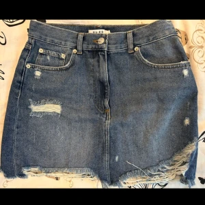 Jeanskjol  - Snygg, helt ny, oanvänd jeanskjol från NAKD i strl 36! Säljer då jag råkat köpa fel storlek💓 kan gå ner i pris vid snabbaffär