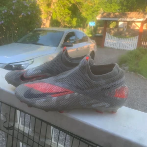 Nike phantom fotbollsskor   - Hej! Säljer nu mina fotbollsskor då jag inte har användning för dom längre. Skick 8/10. Synd att dom varit använda vid tårna men annars inte mycke. Liten i storleken. Lägger ut dom för 350 men är öppen för förslag.
