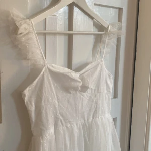 Studentklänning fest - Oanvänd festklänning i två lager kjol. 