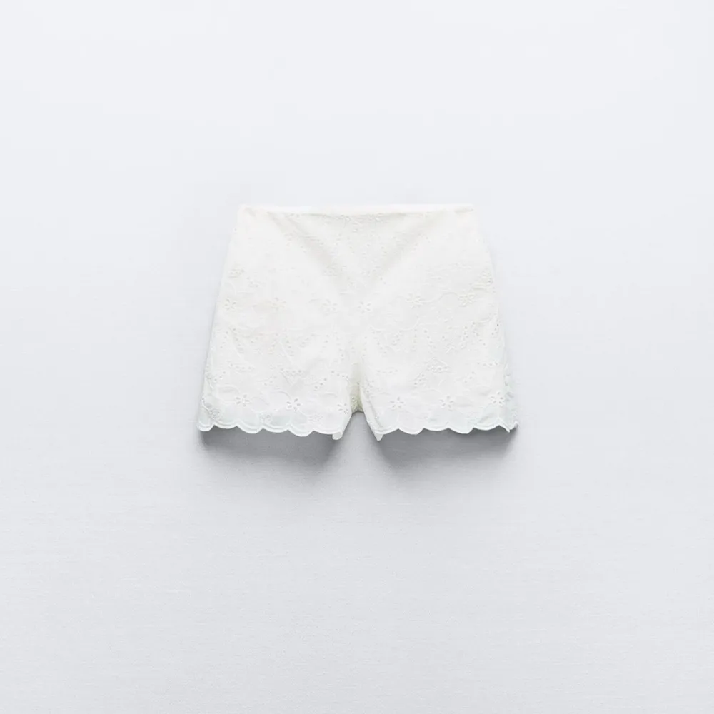 Intressekoll på dessa vita short från zara med hög midja i storlek S, helt nya, prislappkvar!. Shorts.