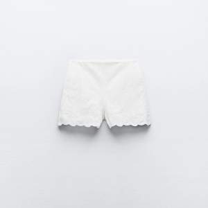 Intressekoll på dessa vita short från zara med hög midja i storlek S, helt nya, prislappkvar!