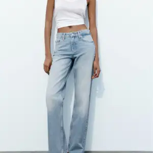Populära Zara jeans i modellen TRF medelhög midja i storlek 36. Säljer då det är för stora för mig, de är använda ett fåtal gånger.