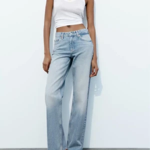 Zara Jeans - Populära Zara jeans i modellen TRF medelhög midja i storlek 36. Säljer då det är för stora för mig, de är använda ett fåtal gånger.