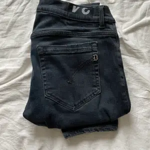 Säljer nu ett par Dondup jeans i modellen George. Skick 9/10, inga skador på jeansen men de är använda några gånger. Nypris ca 3000kr. Storlek 34 men passar ca 165-178