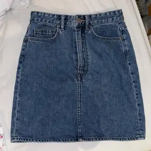 Perfekt jeans kjol, en defekt som visas på bild 2❤️ Men inget som syns när den är på!! Säljer den därför väldigt billigt 