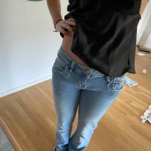 Supersnygga och lågmidjade jeans från ltb köpta på Zalando! Säljer då jag tycker de är lite stora på mig❤️ sitter som en 36/38