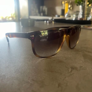 Rayban Boyfriend - Säljer dessa riktigt schyssta laidback sommarbrillor i (nyskick), fodral, putsduk, samt förpackning samt säkert paketerat förekommer i leveransen. Köp via plick eller swish spelar ingen roll! 🙌🏻🔥  *Priset är ej skrivet i sten