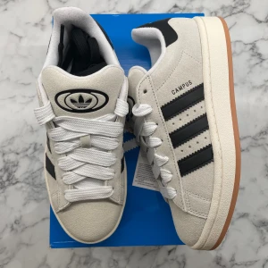 Adidas Campus 00s ”Crystal White” - Helt nya och oanvända Adidas Campus 00s ”Crystal White”. Storlek: 36 2/3. Pris: 1499 Skicka ett meddelande vid intresse. Köp tryggt och snabbt hos oss. Många nöjda kunder😊