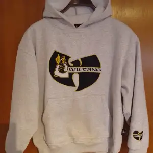 En Wu-Tang Killa beez hoodie från 90tal. Stort broderat W på bröstet och ett litet emblem på ena ärmen. Unik piece med nästan 30år på nacken. Storleken är L och skicket är bra. 