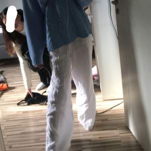 Säljer nu mina bootcut linnebyxor då dom inte kommer till användning, köpt på Gina för någon sommar sen, sömnen i benen är omsydd för att byxorna skulle bli längre 