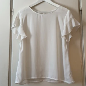 Blus - Kortärmad blus från vila i storlek M, aldrig använd så i super fint skick💗 så fin nu under sommaren! 