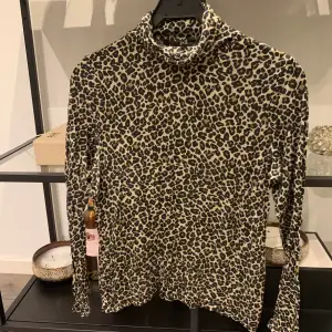 Helt oanvänd, leopard tröja i storlek S. Supersnyggt och trendigt! Ifrån Kappahl. 