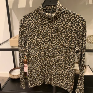 Leopard tröja  - Helt oanvänd, leopard tröja i storlek S. Supersnyggt och trendigt! Ifrån Kappahl. 