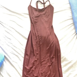 brun och blå långa klänningar  - ganska långa och fina 