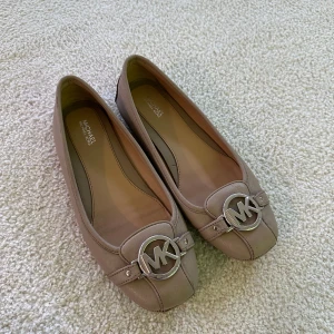 Michael Kors Ballerina Skor - Säljer mina ballerinas då dom aldrig kom till användning, endast en dag. Nypris ca 1600 säljer för 600 då jag vill bli av me de. Finns pyttelite streck (de du ser på bilden) men inget som påverkar utseendet 🥰 🛑säljer endast spårbart som du betalar!