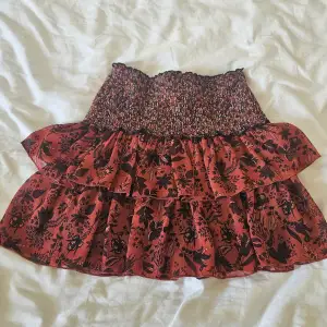 Jättefin sommrig kjol från Zara i storlek xs. Den är stretchig så passar s och m också! 200 kr + frakt, använd gärna köp nu!❤️