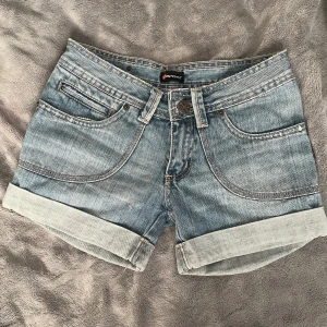 lågmidjade jeansshorts - jätte snygga jeansshorts i storlek 26, midjan är 35 cm tvärsöver 🤍