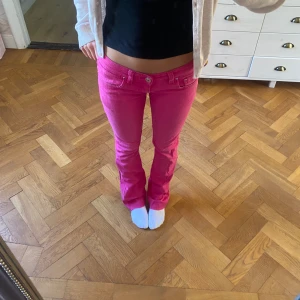 Rosa jeans  - Så snygga lågmidjade jeans som jag sytt bootcut❤️midjemått tvärsöver: ca 37 cm. Innerbenslängd: ca 76 cm