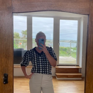 Stickad tröja  - Storlek XS, jag har vanligtvis storlek S och den passar utmärkt. Tröjan är k bra skick trotts att den används många gånger. 