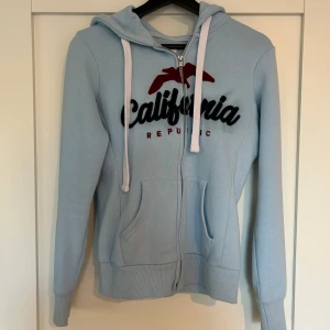 Zip up hoodie - Fin tröja som är köpt i SAN Fransisco 2022. Inte använd jättemycket så i fint skick och inga skador 