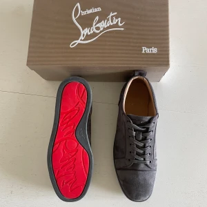 Christian louboutin skor - Säljer nu mina loubs som är nästintill oanvända. Säljer då de är för små för mig men de är ändå riktigt snygga. Nypris:7000. De är perfekta för sommaren. Säljes med dustbag och kvitton. Även beredd att diskutera priser vid snabb affär.