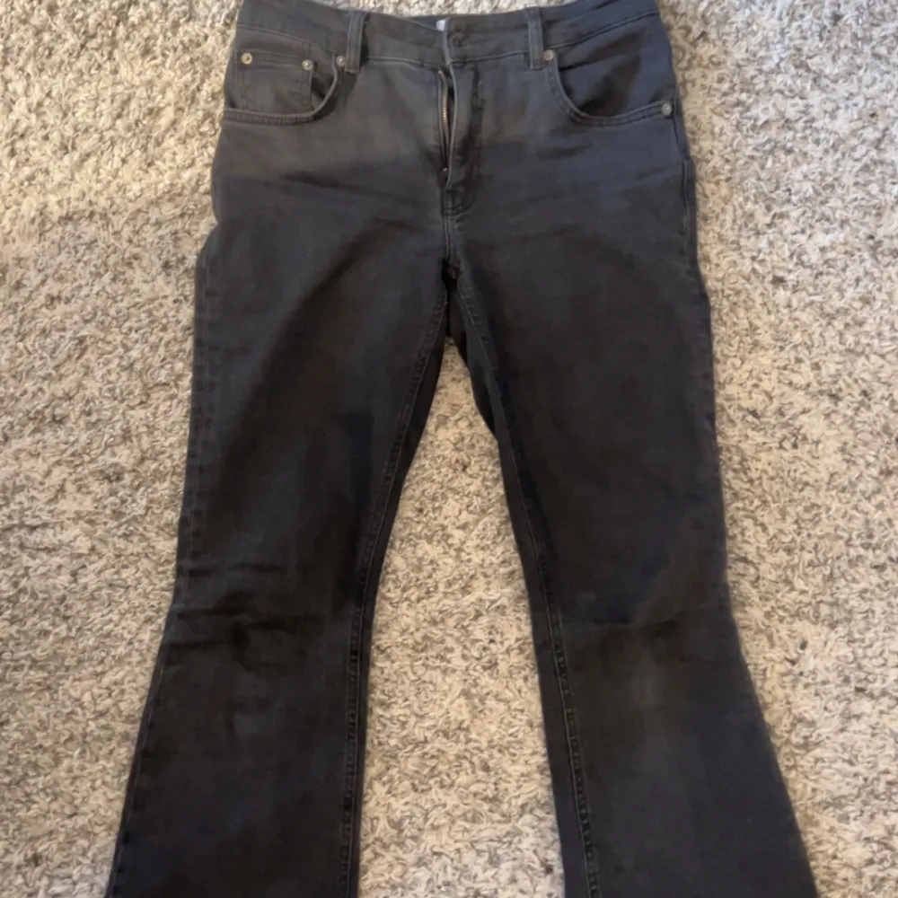 Dessa är ett par svarta jeans som är Low Boot, alltså de är lågmidjade och längd är Short! De är jättesköna och passar så bra men jag har växt ur de! Använt ett par gånger! . Jeans & Byxor.