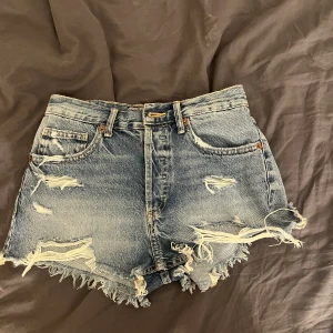 Jeansshorts ZARA - Mörkblå jeansshorts i storlek 34 från zara. Aldrig använda då de tyvärr är för små därav säljer jag. Inga defekter. Nypris 400. Köparen står för frakt.   