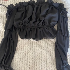 svart topp - jättesöt svart topp från boohoo, hittar ingen storlek men den är runt S, fint skick 