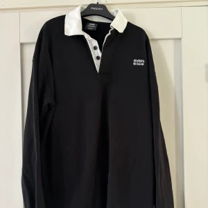 Sweatshirt Sweet SKTBS - Supersnygg tröja i väldigt fint skick. Storlek XS men passar upp till M beroende hur stor man vill ha den, 