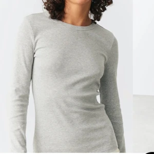 Ribbad tröja - Säljer denna ribbade tröja från gina, mycket fint skick använd typ 3 gånger🥰 nypris 230kr❣️