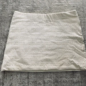 Söt Zara sommar kjol - En perfekt kjol inför sommaren!  Som passar riktigt bra till sommar fester och studenten ☀️🌸 Storlek: L   Material: bomull