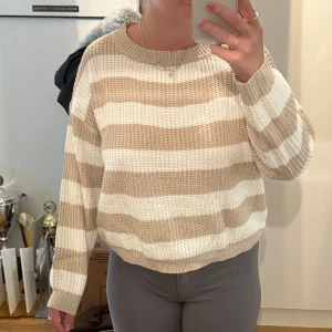 Stickad tröja  - Tunn och skön stickad tröja. Använt typ 3 gånger