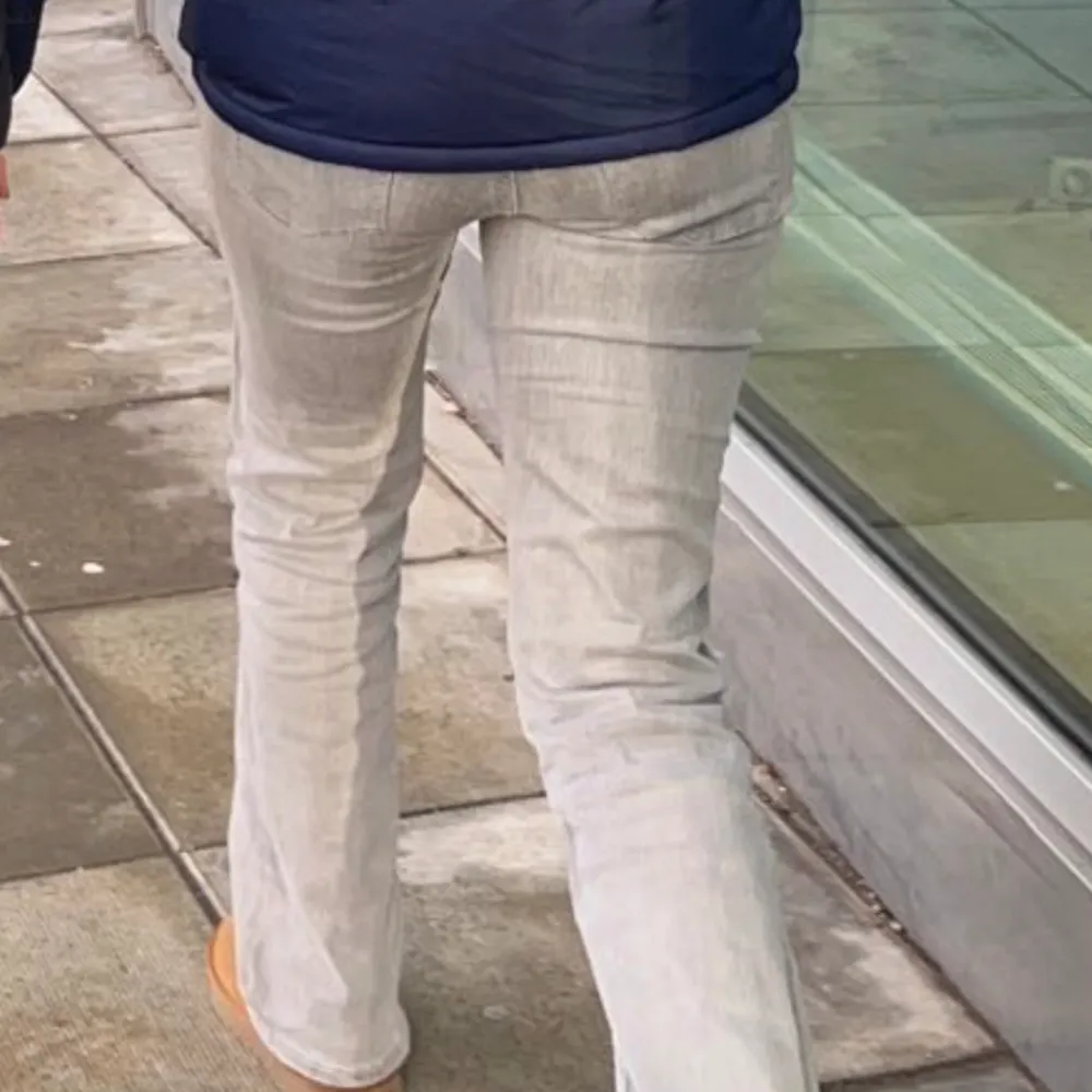största storleken i Gina young byxor är 165 och brukar ha xs i byxor 34/36 i jeans. Farkut & Housut.