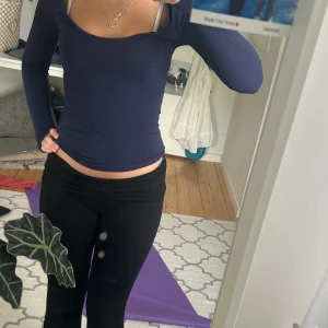 Snygg tröja  - Säljer denna tröjan för den inte kommer till användning längre. Använt flera gånger innan men inget som märks. Sitter bekvämt, stretchig och fint!😊