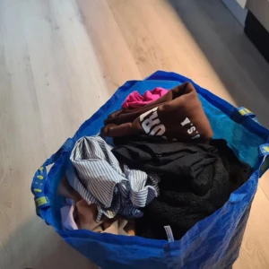 Full kasse med nya fina kläder - Jag säljer en kasse med kläder som jag aldrig använt. Mycket har prislapparna kvar tom. Det är många toppar och tröjor i men även annat skriv för mer info ❤️