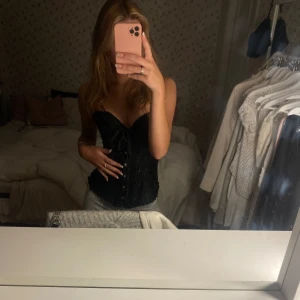 korsett - supersnygg svart korsett och använd en gång! i storlek XS men går att justera lite grann!💗💗