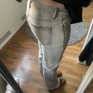 Gråa jeans💞 - Säljer dessa jeans från Gina i storlek 32 då dem blivit för små i midjan. Passar mig perfekt i längden och är 163. Lite loose passform och ganska lågmidjade kanske lite mer mid waist. Bra skick 💓🥰