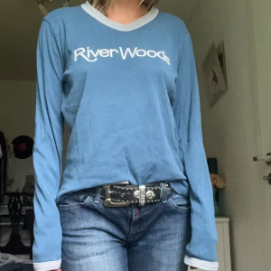 Långärmad tröja - Fin långärmad tröja. Står storlek XL men skulle uppskatta den till en M. :)